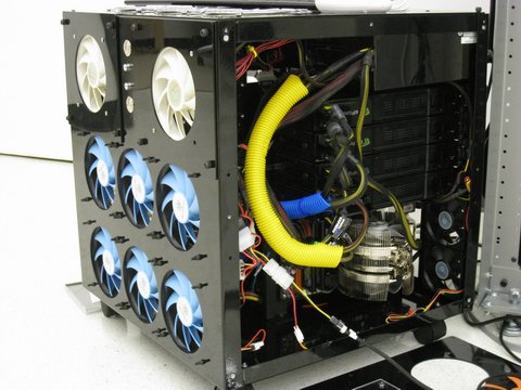Superkomputer z 16 rdzeniami graficznymi i 4 zasilaczami