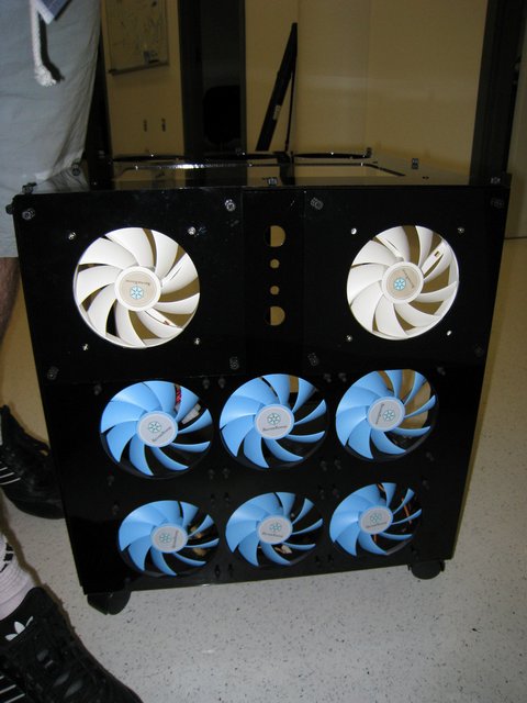 Superkomputer z 16 rdzeniami graficznymi i 4 zasilaczami