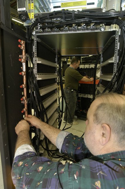 Inżynierowie IBM montują chłodzenie wodne w superkomputerze POWER 595